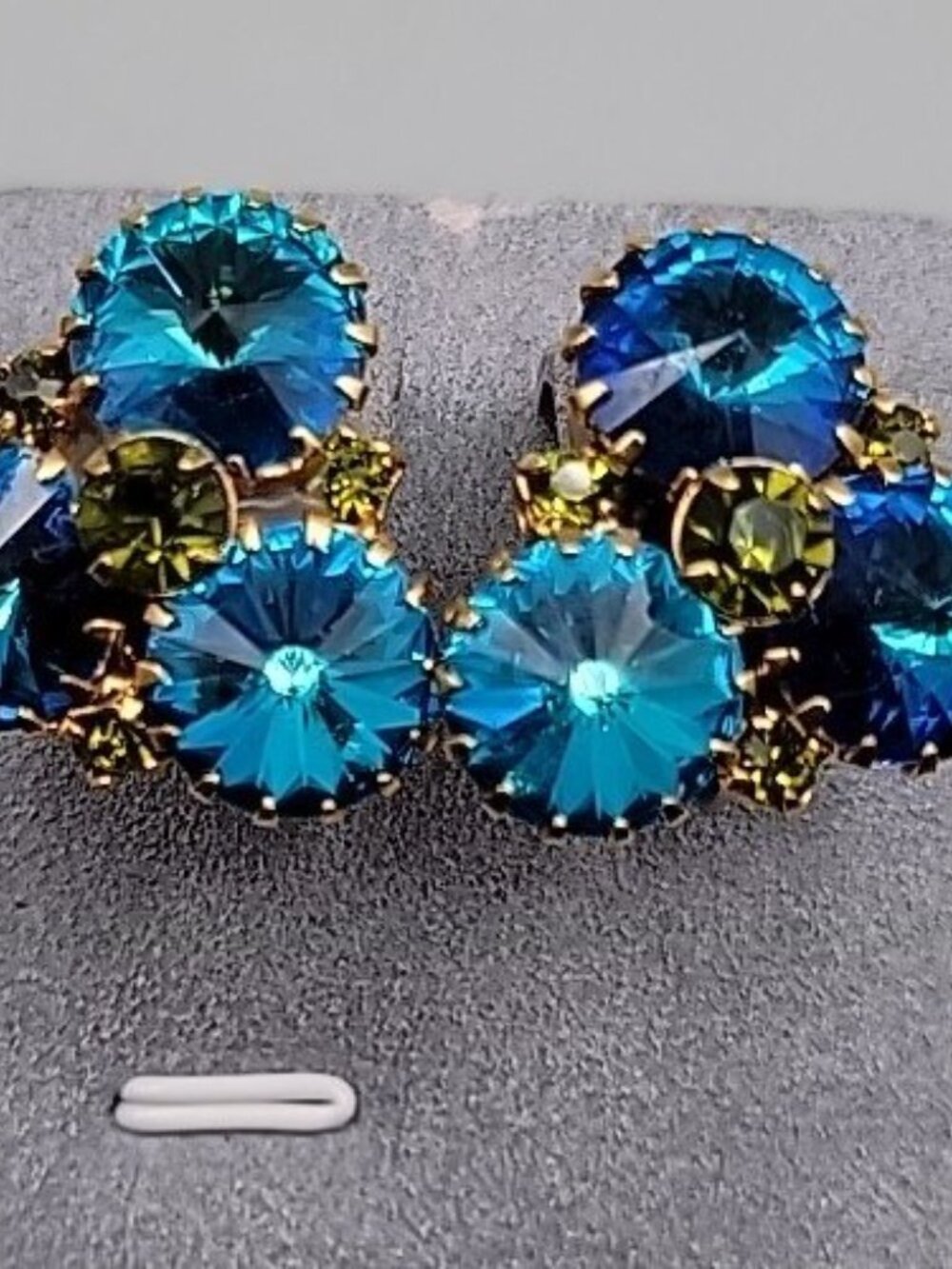 Vintage Richelieu Bright Blue Green Cluster Screwback Earrings 3/4" Gold Tone